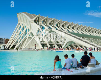 Personnes se relaxant au Musée des Sciences (Museu de les Ciències) dans le complexe de la Cité des Arts et des Sciences, Valence, Espagne Banque D'Images