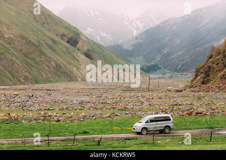 Truso gorge, Géorgie - mai 21, 2016 : Mitsubishi delica space gear on country road en été montagne paysage. delica est une gamme de camions et multi Banque D'Images