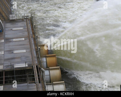 Rejet d'eau à Hume Weir, au bord du lac Hume. Le lac Hume a été créé sur la rivière Murray en 1919, puis agrandi pour devenir partie intégrante Banque D'Images