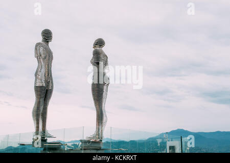 Batumi, Géorgie, l'Adjarie - mai 22, 2016 : un déménagement metal sculpture créée par le sculpteur tamara kvesitadze géorgienne en 2007, intitulé l'homme et la femme ou un ali Banque D'Images