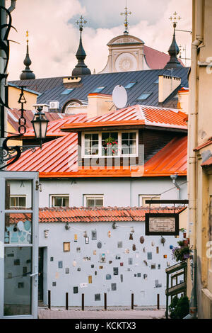 Vilnius, Lituanie - le 7 juillet 2016 : literatu street - une des plus vieilles rues de la vieille ville de Vilnius, Lituanie. mur avec des œuvres littéraires de l'art. Banque D'Images