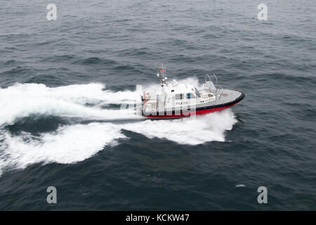 Pilote nautique arrivant au navire sur l'océan. Le pilote s'approche dans les eaux au large de la Bretagne Banque D'Images