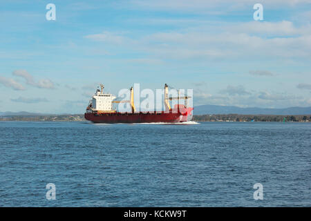 Bateau-conteneur quittant le port de Bell Bay et descendant la rivière Tamar vers le détroit de Bass. Près de George Town, Tasmanie, Australie Banque D'Images