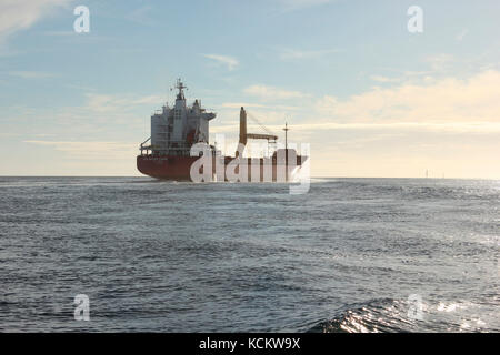 Bateau à conteneurs quittant le port de Bell Bay et descendant la rivière Tamar vers Bass Strait, près de George Town, Tasmanie, Australie Banque D'Images