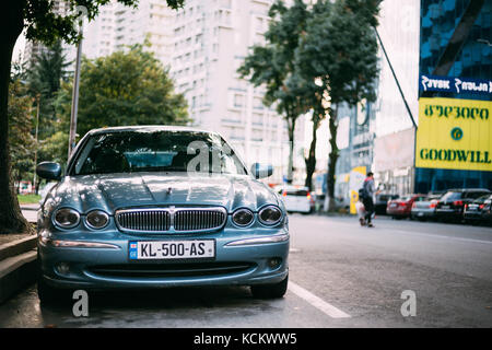 Batumi, Géorgie, l'Adjarie - septembre 7, 2017 : jaguar x-type voiture garée dans la rue. x-type est une voiture de luxe d'entrée de gamme qui a été fabriqué et markete Banque D'Images
