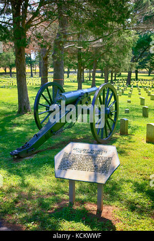 Canon de guerre civile surplombant les pierres tombales du cimetière du champ de bataille national de Stones River, Murfreesboro, TN, États-Unis Banque D'Images
