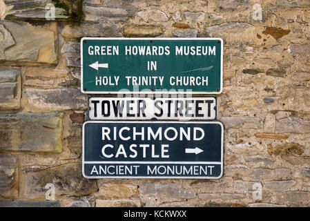 Inscrivez-vous sur un mur dans la ville de Richmond dans le North Yorkshire, en Angleterre. Banque D'Images
