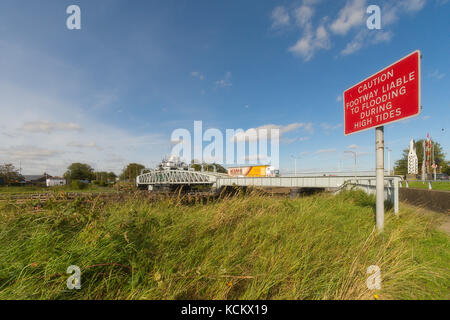 Sutton bridge pont routier sur la rivière Nene et portant la route A17, dans le Lincolnshire. Banque D'Images