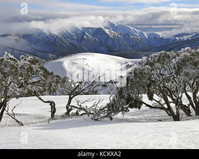 Vue du Mont Hotham vers le Mont Feathertop, en hiver. Nord-est de Victoria, Australie Banque D'Images