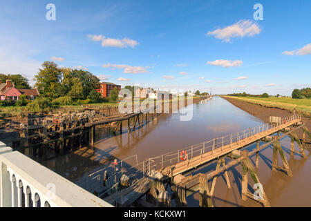 Sutton bridge pont routier sur la rivière Nene et portant la route A17, dans le Lincolnshire. Banque D'Images