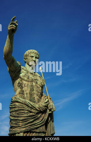 César Auguste, premier empereur de Rome antique. ancienne statue en bronze dans le forum impérial (avec copie espace) Banque D'Images