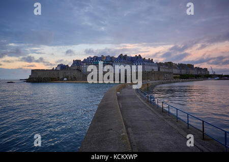 Le port historique fortifiée de Saint-Malo en Bretagne France Banque D'Images