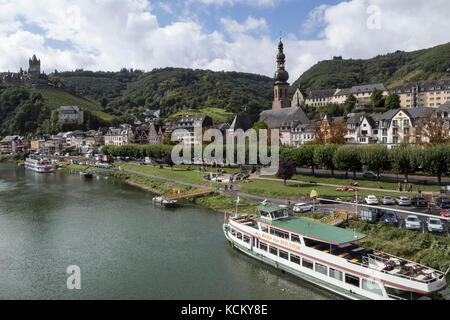 La ville de Cochem, dans la vallée de la Moselle, l'Allemagne Moselle est illustré. Banque D'Images