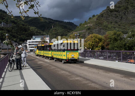 La ville de Cochem, dans la vallée de la Moselle, Allemagne photo montre le 'train' pour des excursions autour du centre. Banque D'Images