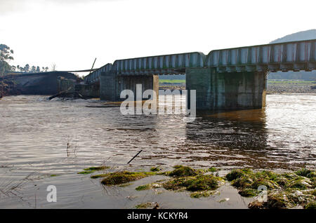 Un pont ferroviaire s'est effondré au-dessus de la rivière Mersey à Kimberley après l'inondation. Nord-ouest de la Tasmanie, Australie Banque D'Images
