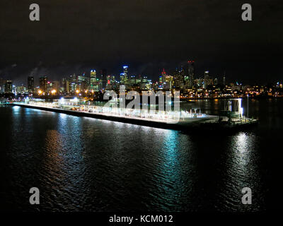 Vue nocturne de la jetée de la gare à Port Melbourne, quai principal pour visiter les bateaux de croisière et pour le ferry vers la Tasmanie. Melbourne, Victoria, Australie Banque D'Images