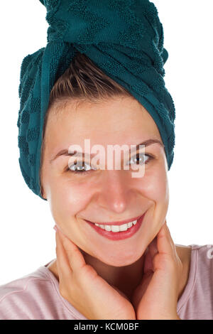 Close up belle jeune femme avec baignoire towel on head smiling at the camera sur fond isolé Banque D'Images