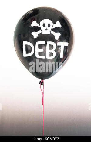 Le mot dette et une tête de mort sur un ballon illustrant le concept d'une bulle de la dette, la dette souveraine, par défaut de la dette de l'UE, nous. Banque D'Images