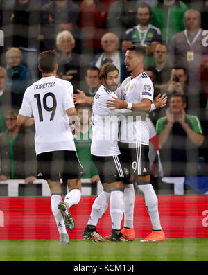 Sandro Wagner (à droite), en Allemagne, célèbre le deuxième but de son équipe lors de la qualification de la coupe du monde de la FIFA 2018, match du groupe C à Windsor Park, Belfast. Banque D'Images