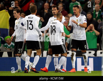 Sandro Wagner (à droite), en Allemagne, célèbre le deuxième but de son équipe lors de la qualification de la coupe du monde de la FIFA 2018, match du groupe C à Windsor Park, Belfast. Banque D'Images