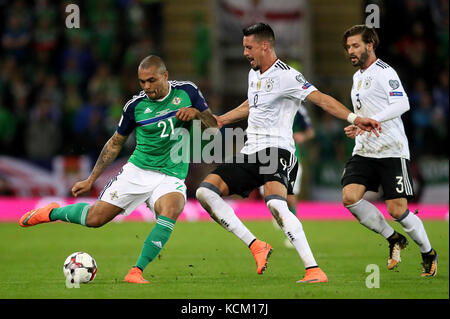 Josh Magennis (à gauche), en Irlande du Nord, et Sandro Wagner, en Allemagne, se battent pour le ballon lors de la qualification à la coupe du monde de la FIFA 2018, match du groupe C à Windsor Park, Belfast. Banque D'Images