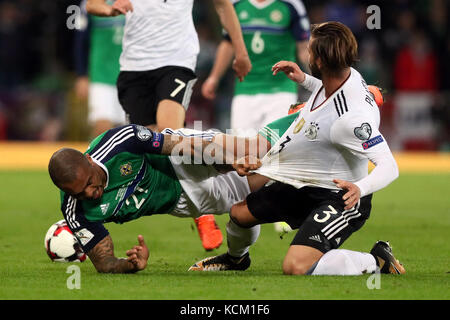 Josh Magennis (à gauche), en Irlande du Nord, et Marvin Plattenhardt, en Allemagne, se battent pour le ballon lors des qualifications de la coupe du monde de la FIFA 2018, match du groupe C à Windsor Park, Belfast. Banque D'Images