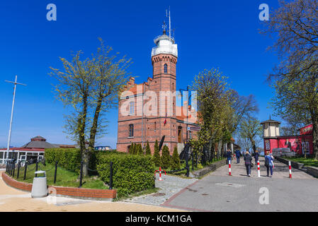 Phare de la ville d'Ustka au-dessus de la mer Baltique, Pomeranian Voivodeship de Pologne Banque D'Images