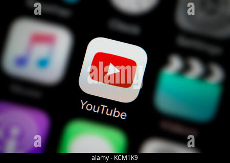 Un gros plan sur le logo de l'entreprise représentant l'icône de l'application YouTube, comme on le voit sur l'écran d'un téléphone intelligent (usage éditorial uniquement) Banque D'Images