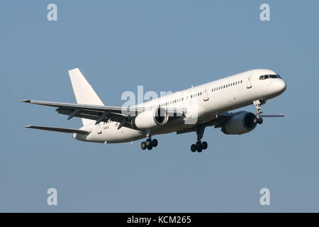 Boeing 757 en vol secret USAF service militaire comme C-32B, l'un des deux qui volent sous divers faux feuilletons de McGuire AFB. Prise à Mildenhall Banque D'Images