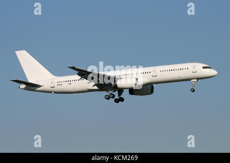 Boeing 757 en vol secret USAF service militaire comme C-32B, l'un des deux qui volent sous divers faux feuilletons de McGuire AFB. Prise à Mildenhall Banque D'Images