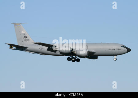 Rare visite au Royaume-Uni par une Garde nationale aérienne d'Alaska KC-135R Stratotanker. Ici l'atterrissage sur la piste 11 de RAF Mildenhall. Banque D'Images