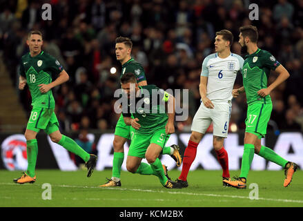 John Stones d'Angleterre (à droite) est en conflit avec Bostjan Cesar de Slovénie (au centre) lors de la qualification à la coupe du monde de la FIFA 2018, match du groupe F au stade Wembley, Londres. Banque D'Images