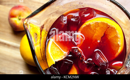 Photo gros plan d'un fruit-paniers sangria jug Banque D'Images