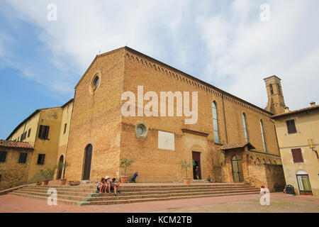 Église de Sant agostino ou St Augustin dans la ville médiévale de San Gimignano en Toscane, Italie Banque D'Images