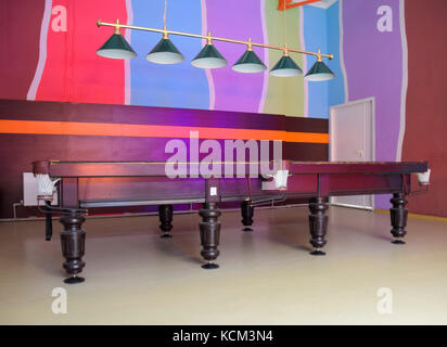 Table de billard dans la salle de billard billard russe. Banque D'Images