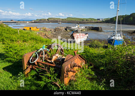 Bateaux et un vieux mécanisme de treuil sur le vieux port, Galmisdale Bay sur l'île de Eigg, Ecosse, Royaume-Uni Banque D'Images