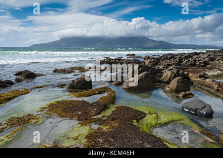 L'île de Rum de la plage à la baie de Laig sur l'île d'Eigg, en Écosse, au Royaume-Uni Banque D'Images