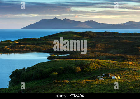 L'île de Rum sur le Loch Gaussaaig, près de Tarskavaig sur la péninsule de Sleat, île de Skye, Ecosse, Royaume-Uni. Banque D'Images