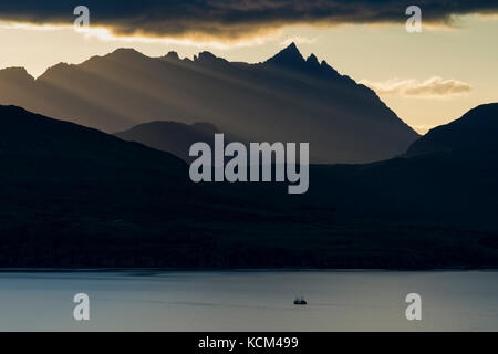 Les montagnes de Cuillin au coucher du soleil, depuis près de Tarskavaig sur la péninsule de Sleat, île de Skye, Écosse, Royaume-Uni. Banque D'Images