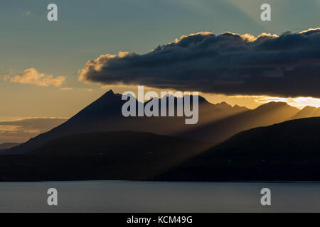 Les montagnes de Cuillin au coucher du soleil, depuis près de Tarskavaig sur la péninsule de Sleat, île de Skye, Écosse, Royaume-Uni. Banque D'Images