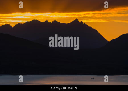 Les montagnes de Cuillin au coucher du soleil, depuis près de Tarskavaig sur la péninsule de Sleat, île de Skye, Écosse, Royaume-Uni. Banque D'Images