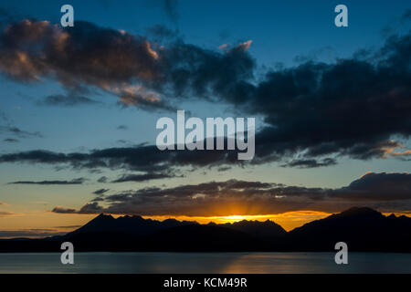 Les montagnes de Cuillin au coucher du soleil, depuis près de Tarskavaig sur la péninsule de Sleat, île de Skye, Écosse, Royaume-Uni. Banque D'Images