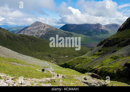 Beinn na Cro et Beinn Dearg Mhór de choire Uaigneich sur la piste de Bla Bheinn, île de Skye, Ecosse, Royaume-Uni. Banque D'Images