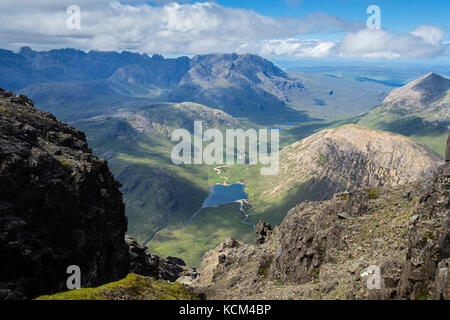 Glen Sligachan et les Cuillins de Bla Bheinn. Loch an Athain au premier plan avec Ruadh Stac et Marsco à droite, Isle of Skye, Ecosse, Royaume-Uni Banque D'Images