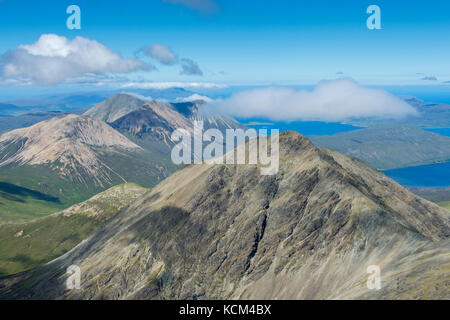 Les collines de la Cuilline rouge au-dessus de Garbh-Bheinn à partir du sommet de la Bla Bheinn, île de Skye, Écosse, Royaume-Uni. Banque D'Images