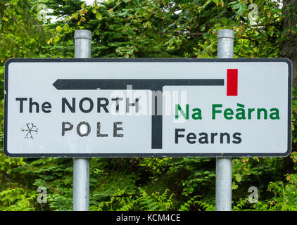 Signe de route, à laquelle une personne a ajouté le mot 'Pole', à l'Inverarish, Crianlarich, Ecosse, Royaume-Uni Banque D'Images