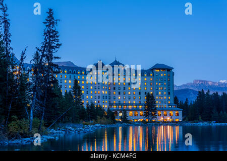 Relection de Chateau Lake Louise, Lake Louise, Banff National Park, Alberta, Canada. Banque D'Images