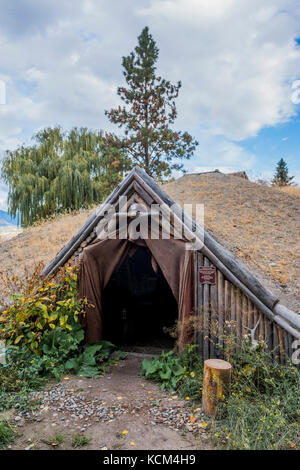 Un kekuli earth lodge construit à l'intérieur par les Premières Nations de la Colombie-Britannique, le Summerhill Pyramid Winery, Kelowna, Okanagan Valley, Colombie-Britannique, peut Banque D'Images