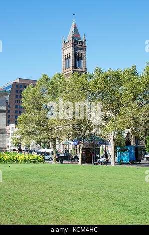 Vue panoramique sur le Vieux Clocher de l'Église du Sud dans la région de Copley Square Back Bay de Boston, MA USA Banque D'Images