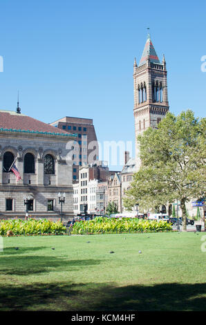 Vue de la Bibliothèque publique de Boston, McKim Building et le clocher de l'ancienne église du Sud dans la région de Back Bay de Copley Square Boston, MA USA avec ciel bleu clair Banque D'Images